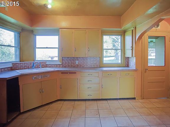 4th image of 2707 SE Kelvin St