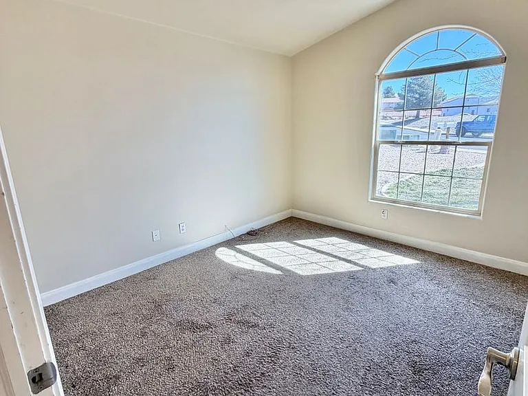 887 N Caddington Rd — Photo 6