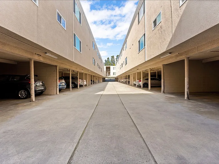 Florentine Apartments — Photo 32