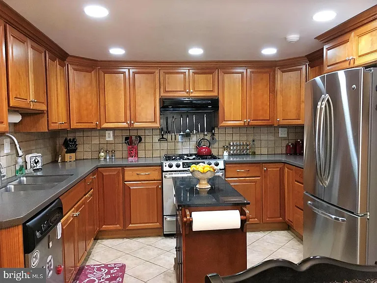 1127 Thackary Ct — Photo 5