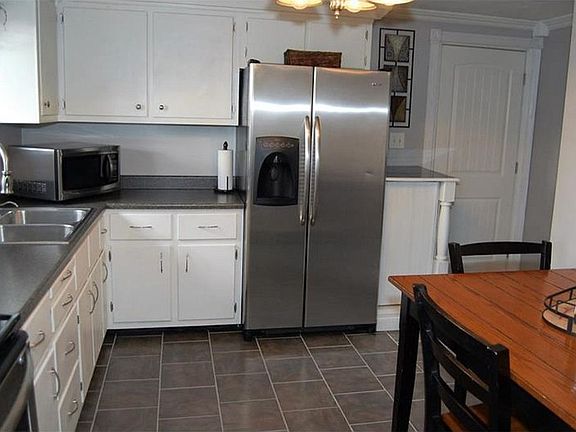 5th image of 121 Glenn Ave