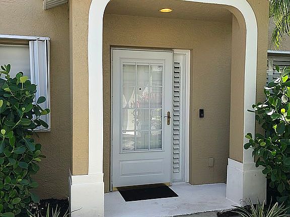 2nd image of 5652 Greenwood Cir