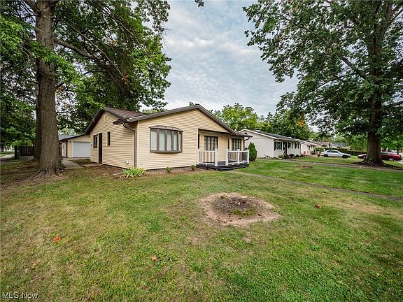3rd image of 490 Laurel Dr