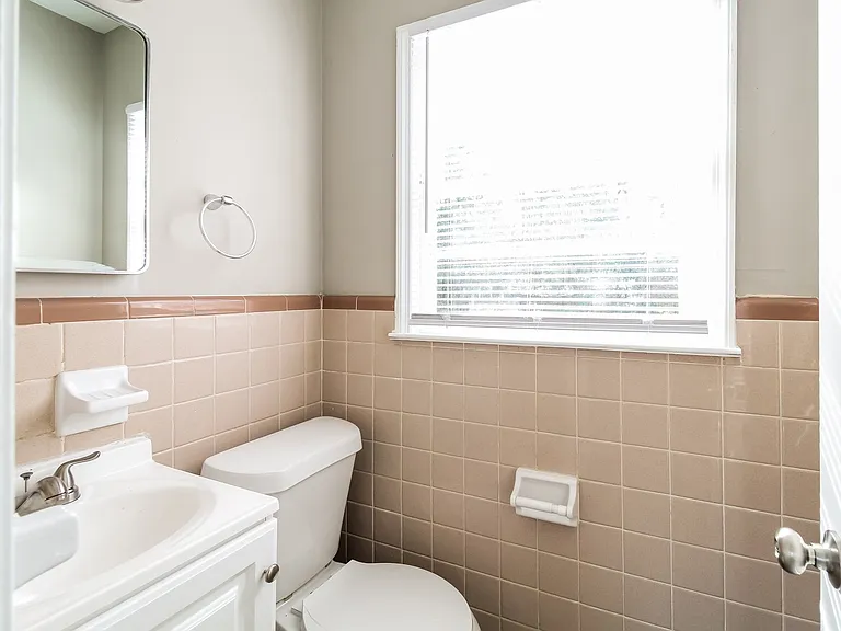 1572418_023_main_bathroom_13524814.jpg