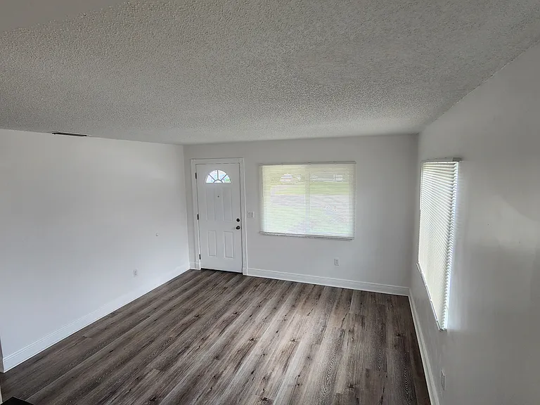 912 Bryan Ct — Photo 3