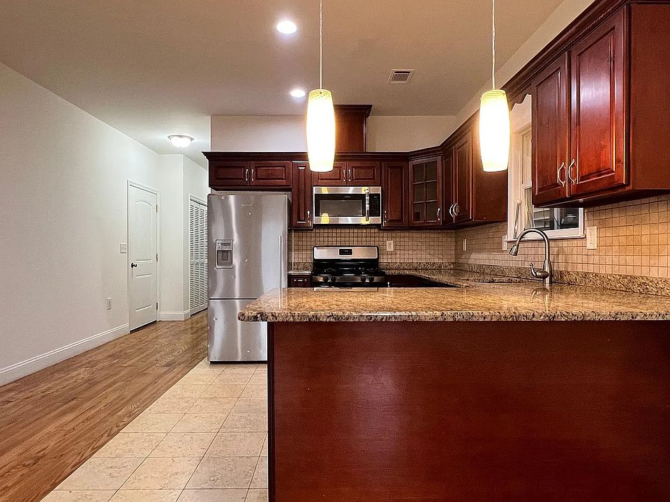1st image of 117 Franklin St Floor 2