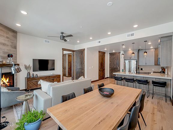 4th image of 3751 Blackstone Dr #2I