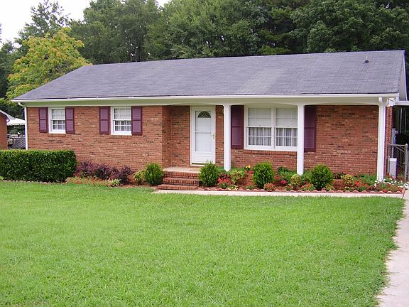 Nicely Maintained Exterior