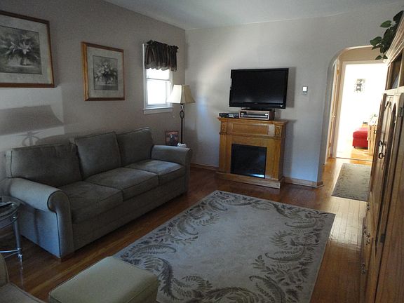 2nd image of 47 Maple Dr W