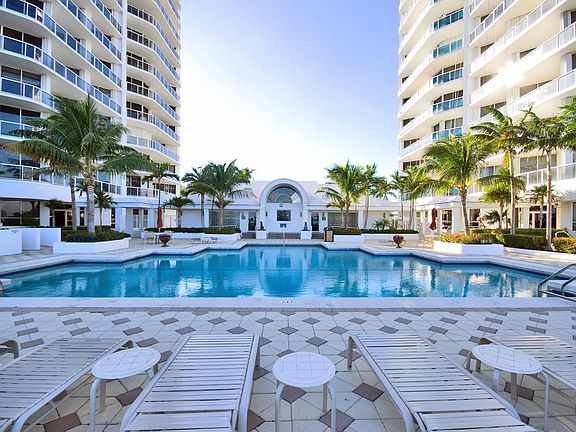 Pool with one tower on each side, and the spa/workout room infront