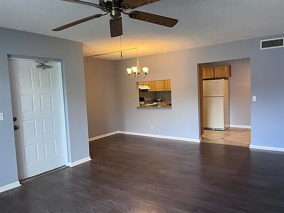 4th image of 1003 Green Pine Blvd APT F1