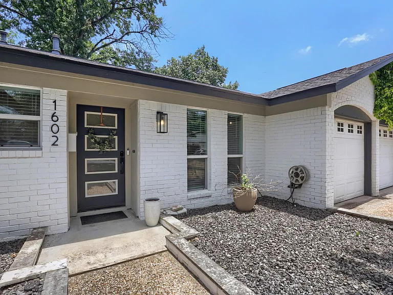 1602 Thornridge Rd — Photo 2