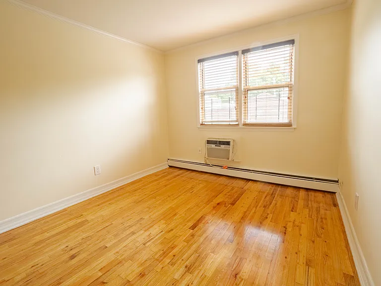 1408 E 15th St #3 — Photo 7