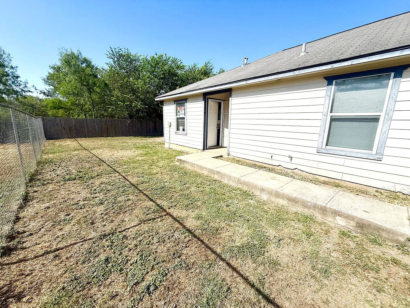 **Move In Special** Charming 3-Bedroom Home Near St. Mary's University & Loop 410 — Photo 3