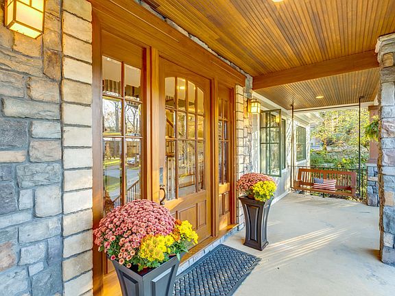 4th image of 1057 Vista Dr