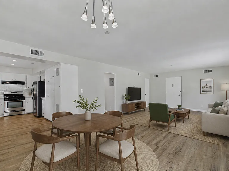 elm142 — Photo 1