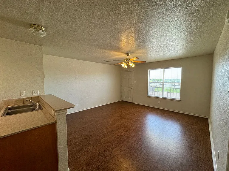 411 E Central TX Expwy — Photo 36