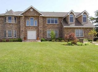 2 Home Ct, Huntington Station, NY 11746