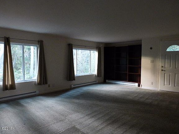 4th image of 105 NE 33rd Dr