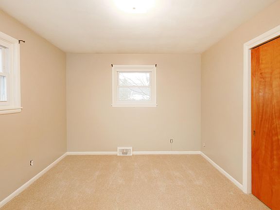 5th image of 864 32nd St SW