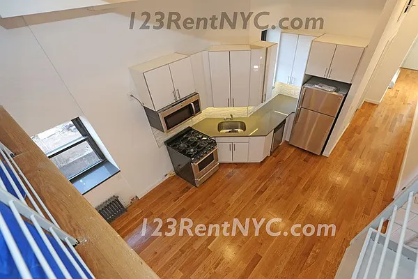 Rented by Chartwell Manhattan Realty | media 10