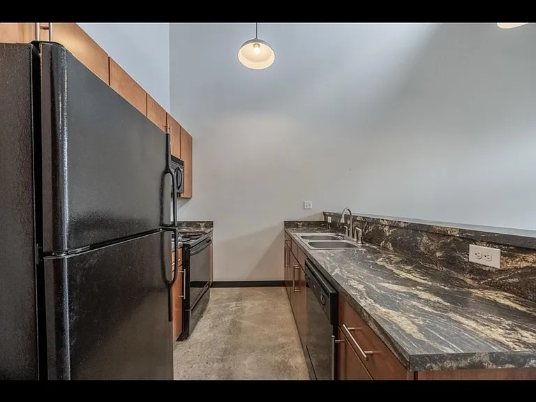 943 McClanahan Ln — Photo 9