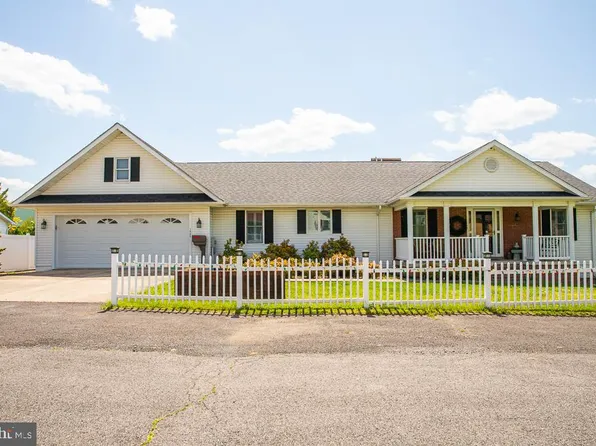 1565 Beacon St, Keyser, WV 26726