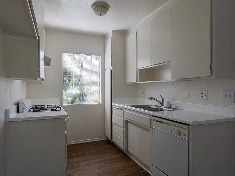 18404 Collins Street — Photo 7