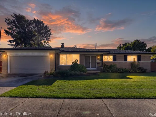 22320 Lakeshire St, Saint Clair Shores, MI 48081