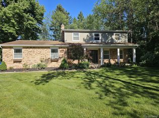 5163 Pine Hill Cir, Howell, MI 48843