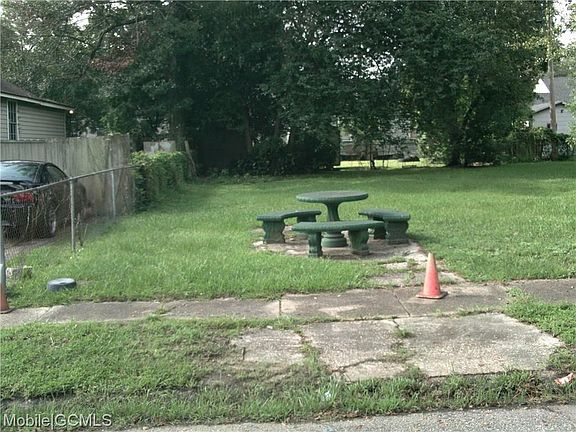 3rd image of 1353 McArthur St
