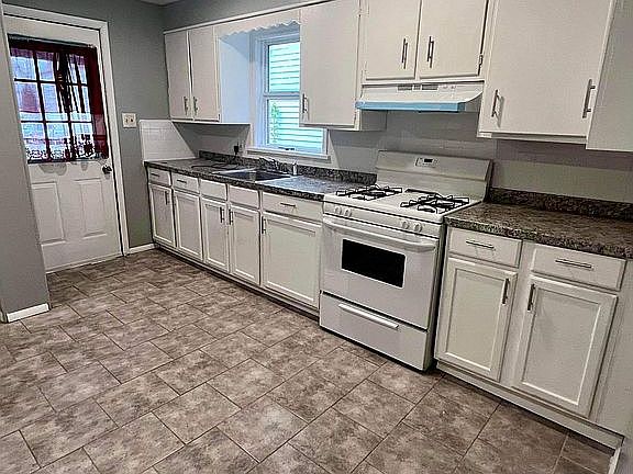5th image of 319 Horton St