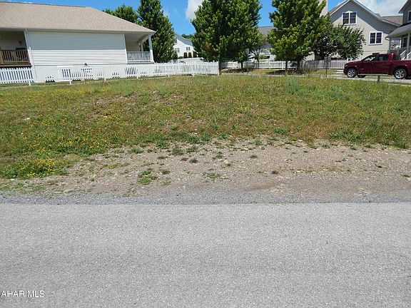3rd image of 503 Golden Ln