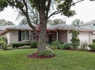 902 S Robert Dr, Mount Prospect, IL