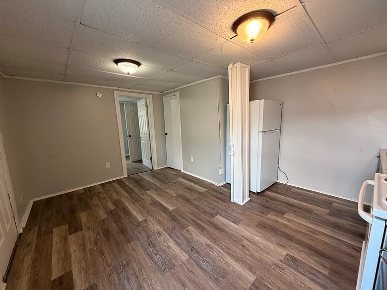 308 E Walnut St #8 — Photo 5