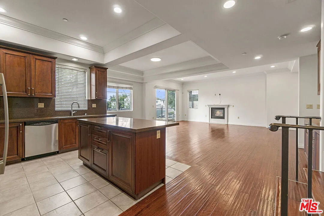 3 bed, 3.5 bath, 2500 sqft, $5,950 — Photo 3