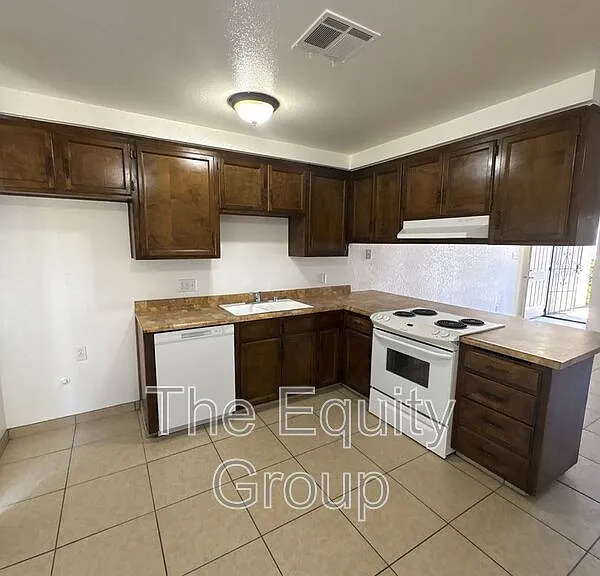 2023 S Tracy Ct — Photo 6