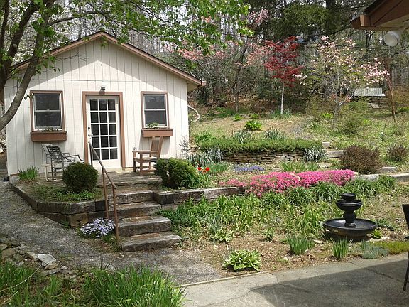 Shop/Studio with backyard and fountain