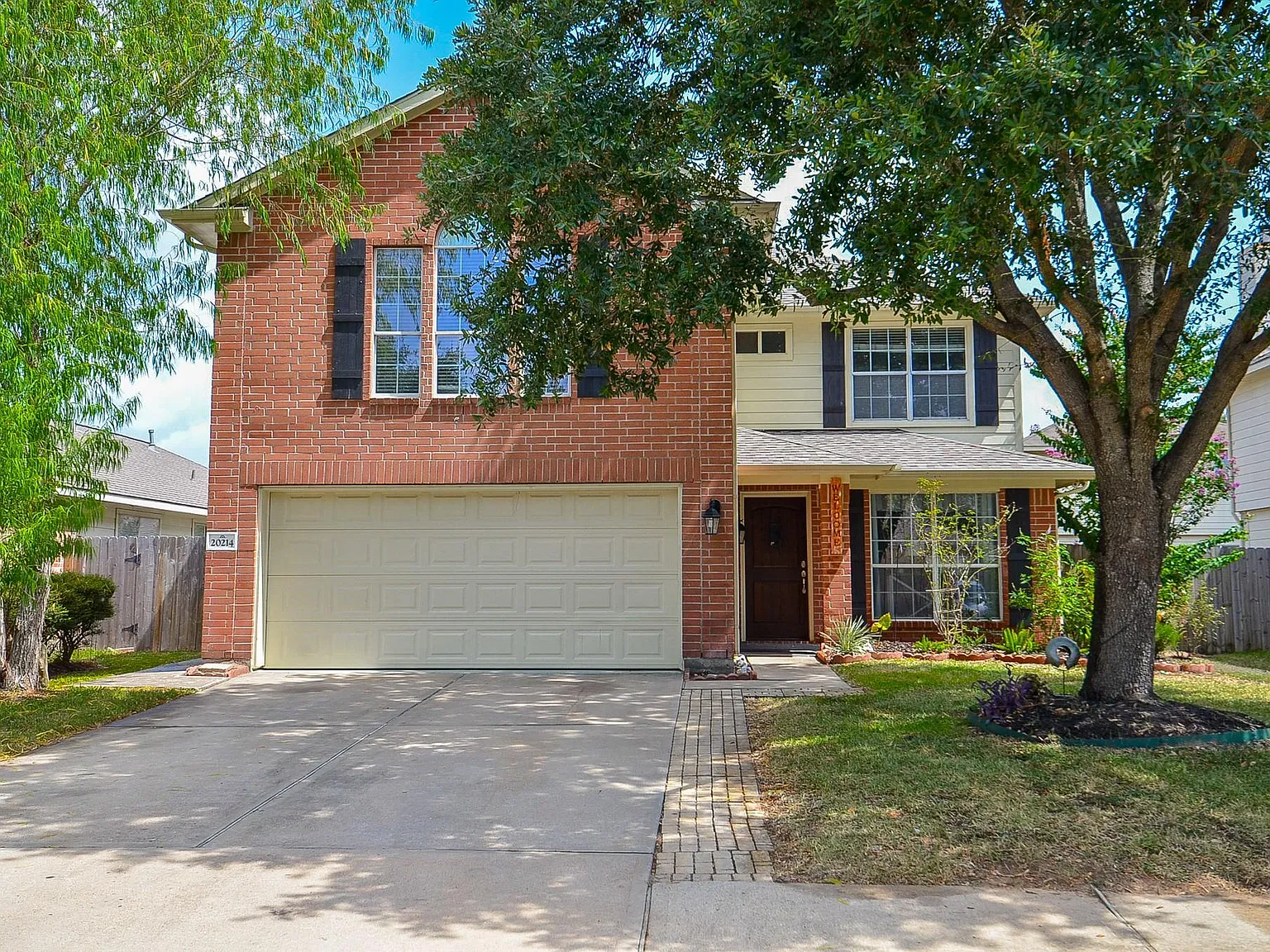 4 bed, 3.0 bath, 2325 sqft, $2,400 — Photo 2