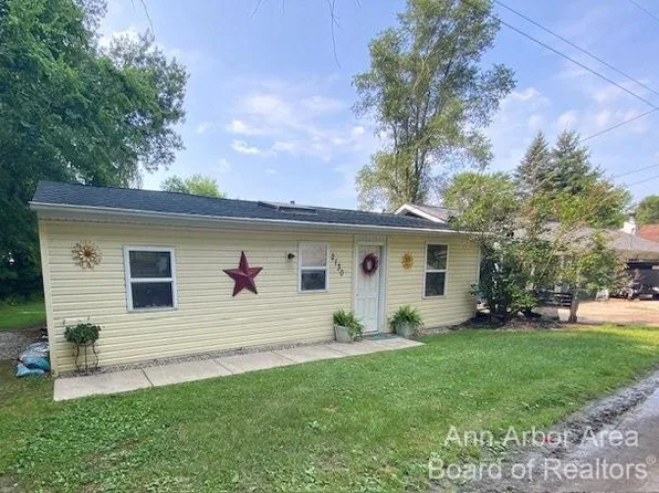 2130 Malvern St, Pinckney, MI 48169