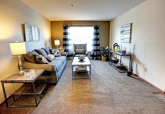 2nd image of 3516 Gateway Lakes Dr
