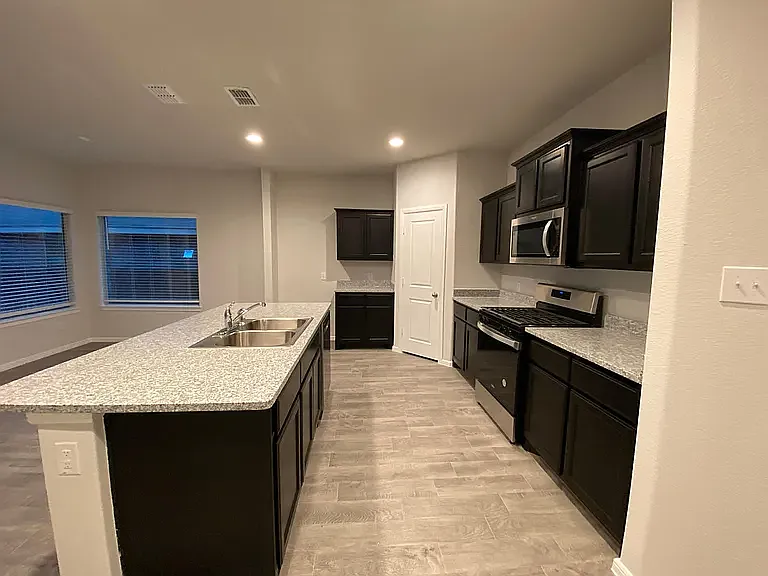 4 bed, 1587 sqft, $2,250 — Photo 4