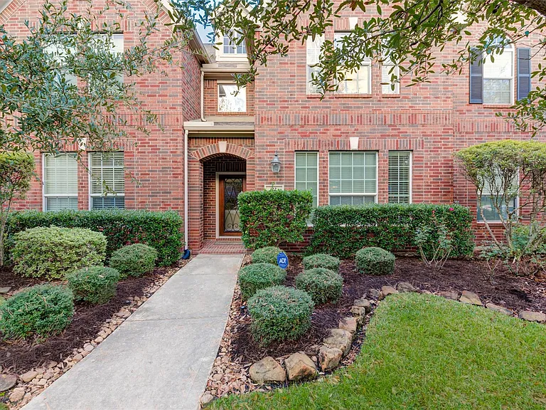 22 Bettina Ln — Photo 2