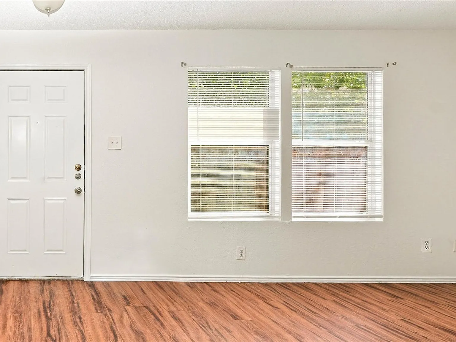 3 bed, 2.0 bath, 957 sqft, $1,450 — Photo 3