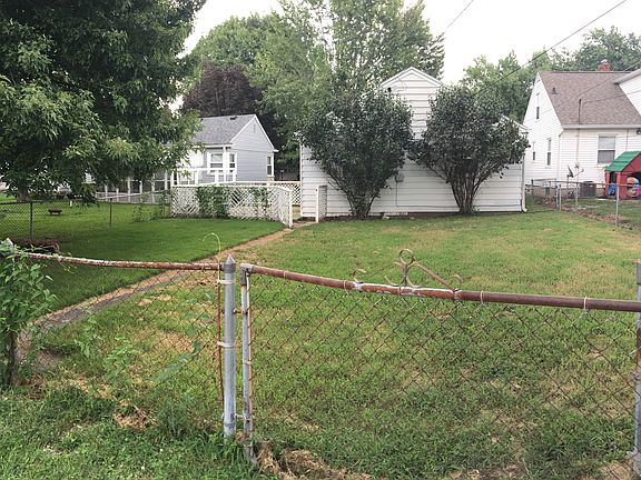 Patio to the side of house