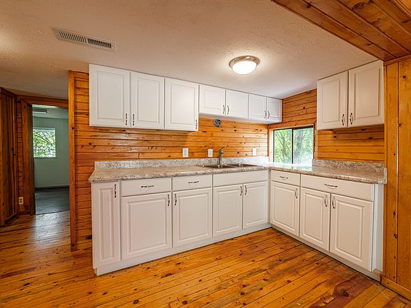 3rd image of 402 1/2 Pine St