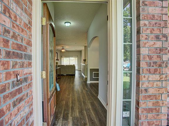 2nd image of 1077 Gladstone Dr