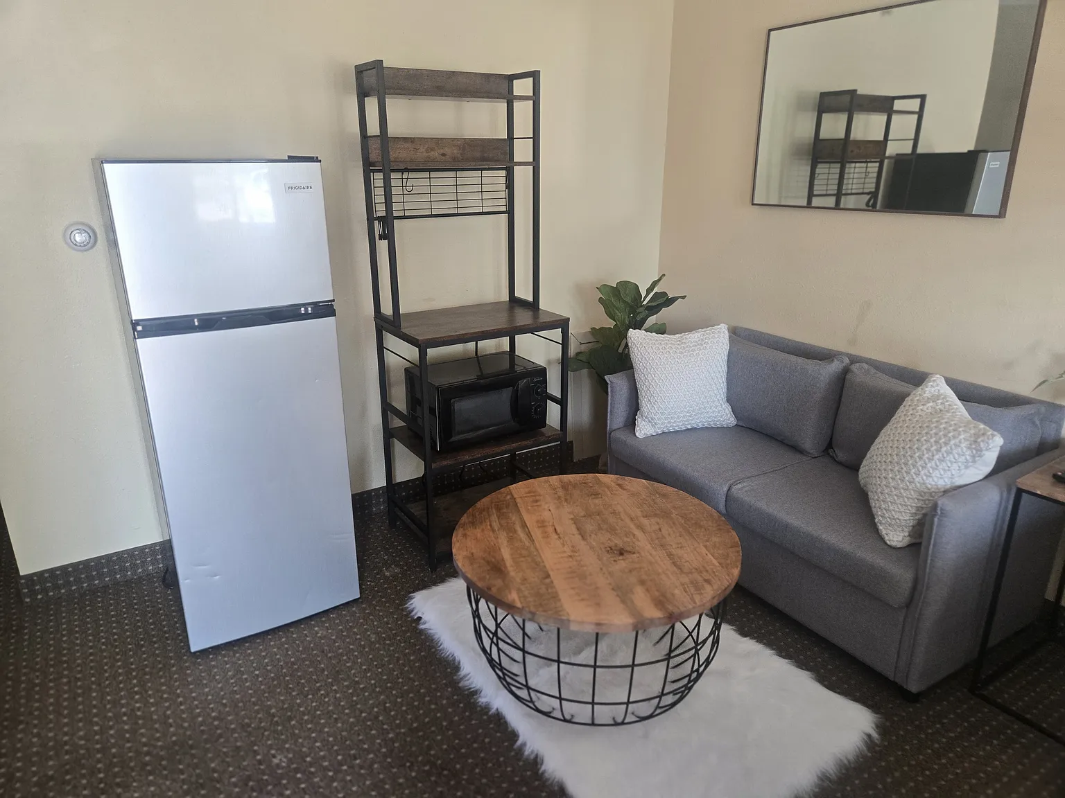 Studio, 300 sqft, $550 — Photo 2