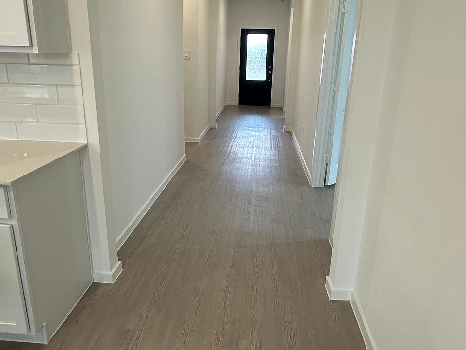 The long & wide corridor leading to the living room.