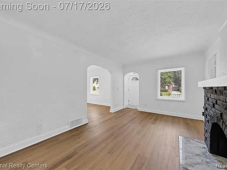 13527 Winthrop St — Photo 6